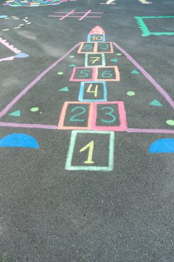 Asfalt üzerinde çocuk çizimleri. Çizimler renkli boya kalemi ile. Çok renkli fantezi.