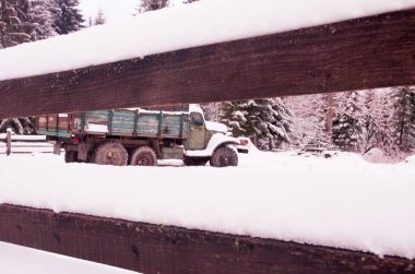 Sovyet araba çitin arkasında. Eski kargo araba. Kar altında arabadır.