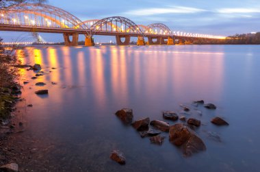 Demiryolu Köprüsü Nehri. Rosemouth bulutlar ve su.