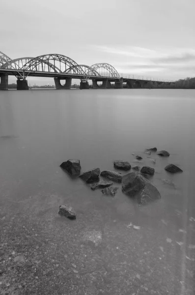 Híd a nagy folyón. A város nagy híd. — Stock Fotó