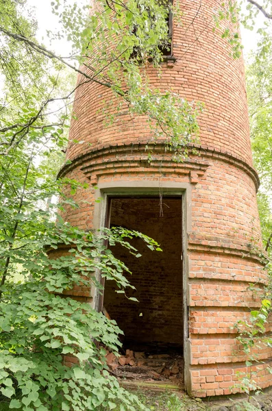 放棄された建物への入り口 れんが造りの塔への入り口 垂直写真 — ストック写真