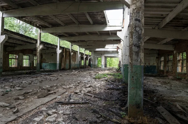 Grande Sala Abandonada Quarto Com Colunas Velhas Paredes Rachadas Oficina — Fotografia de Stock