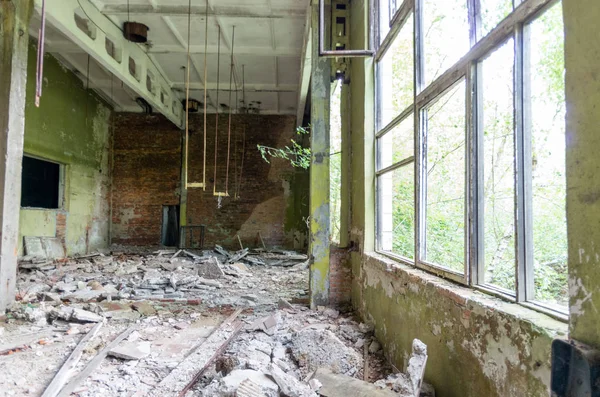 Opuszczony Pokój z dużymi oknami. Stara Fabryka z windows. — Zdjęcie stockowe