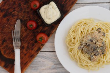 İtalyan makarna ve domates. Petrol ve sos.