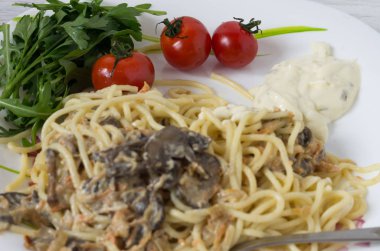 Domates ve mantar ile erişte. Ev yapımı çanak.