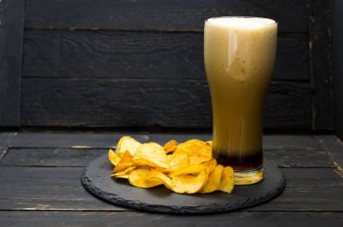 Bira köpük. Köpük dolu bardak. Cips, bira snack