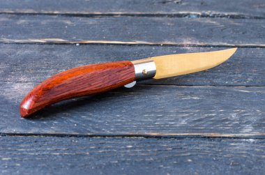 Bıçak çapraz çerçeve merkezinde yer alır. Çakı.