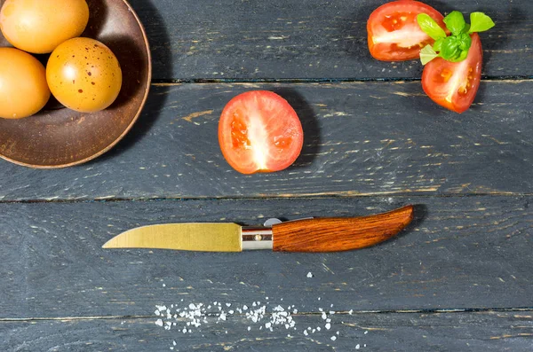 Fickkniv Med Trähandtag Och Gula Blad Skär Tomater — Stockfoto