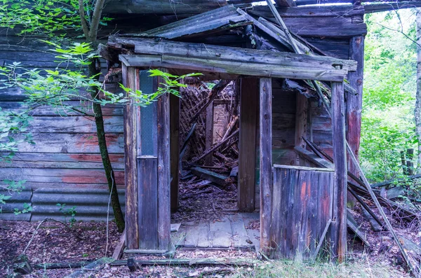 Ένα Ξύλινο Σπίτι Ερείπια Ένα Σπασμένο Καλύβα Εγκαταλελειμμένο Σπίτι Στο — Φωτογραφία Αρχείου