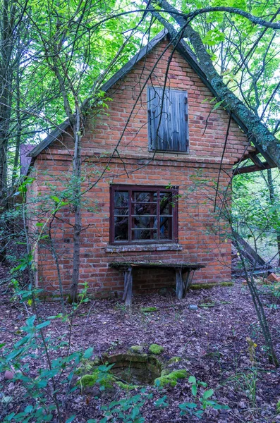 Ένα Παλιό Εγκαταλελειμμένο Σπίτι Φτιαγμένο Από Τούβλα Ένα Άδειο Παγκάκι — Φωτογραφία Αρχείου