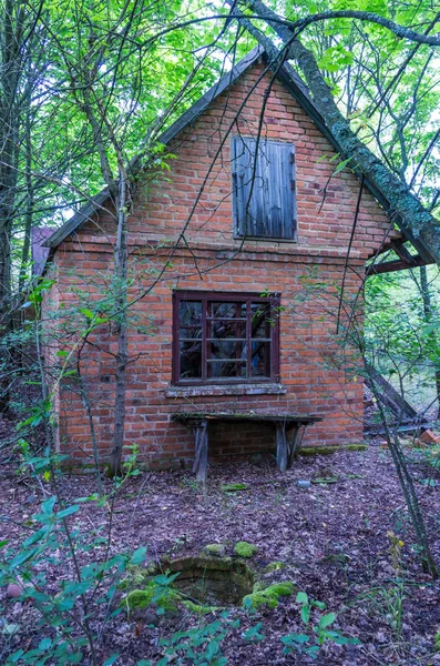 Ein Altes Verlassenes Haus Aus Ziegeln Eine Leere Bank Element — Stockfoto