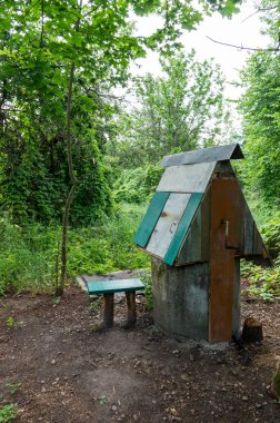 Bahçede de. İçme suyu kaynağı. Dikey vurdu.