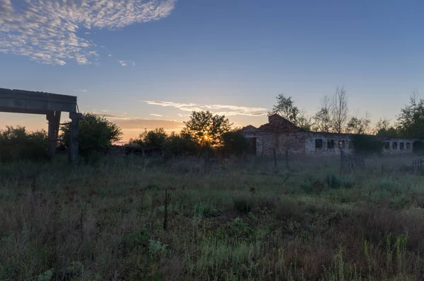 Nascer Sol Numa Área Abandonada Edifícios Abandonados — Fotografia de Stock