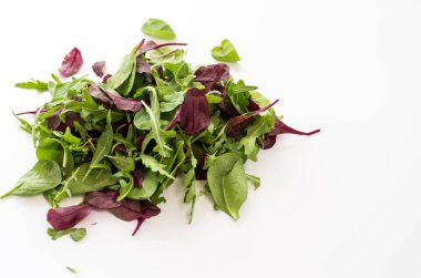 Bir dizi yeşillik. Çeşitli sebzeler. Salata için çeşitli yeşillikler. Sayfanın Üstü.