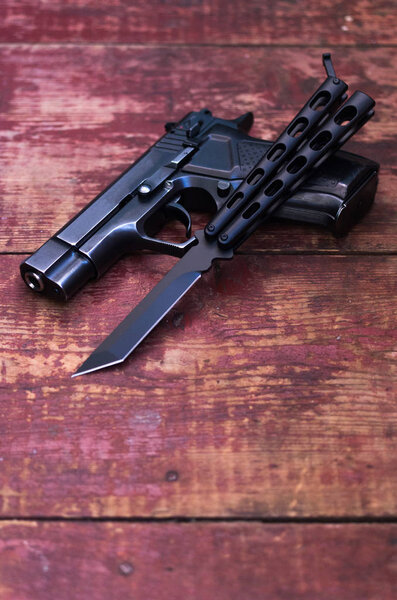 Оружие для атаки. Вертикальный удар. Винтажный фон
