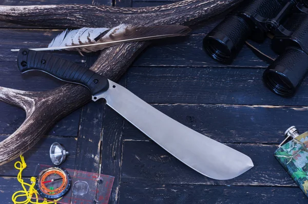 Chasseur Couteaux Machette Sur Fond Corne Corne Cerf Boussole Plume — Photo