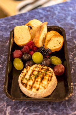 Çilek çeşitli snack. Çilek ile tepsi. Dikey fotoğraf.