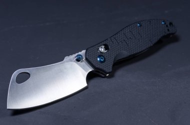 Geniş bir bıçak ile çakı. Kasap bıçağı.