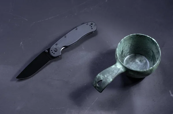 Άδειο νερό bowl και μαχαίρι. Μπολ με μακριά λαβή. — Φωτογραφία Αρχείου