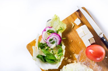 Sebze salatası. Ürün ve bıçak. Bir salata üzerinde üstten görünüm.