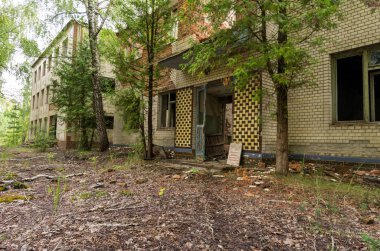 Eski tuğla bina. Terk edilmiş iki katlı binada. Şehir terk edilmiş sokak.