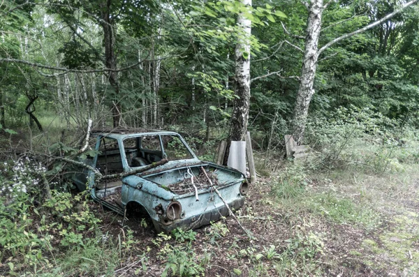 Un viejo coche soviético. Coche roto en el bosque . — Foto de Stock