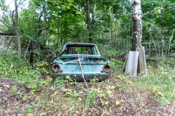 Araba farlar ve cam olmadan. Boş araç.