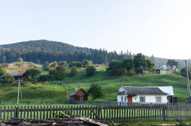 Yerleşim dağlarda. Köyü tepelerinde yer alır. Hayatı dağlarda.