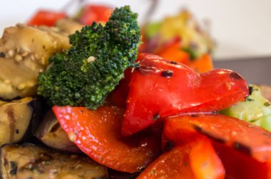 Sebze tabağı. Çanak vejetaryenler için. Pişmiş sebze çeşitli.