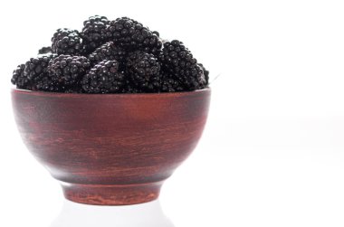 Büyük ev blackberry. Siyah Ahududu. İzole et. Önden görünüm.