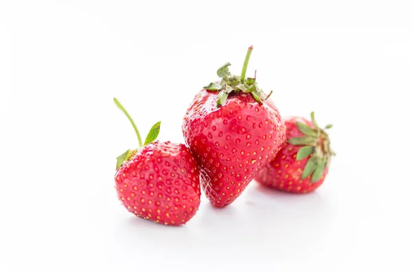 Ein Bund Erdbeeren Frische Erdbeeren Auf Weißem Hintergrund Mitte — Stockfoto