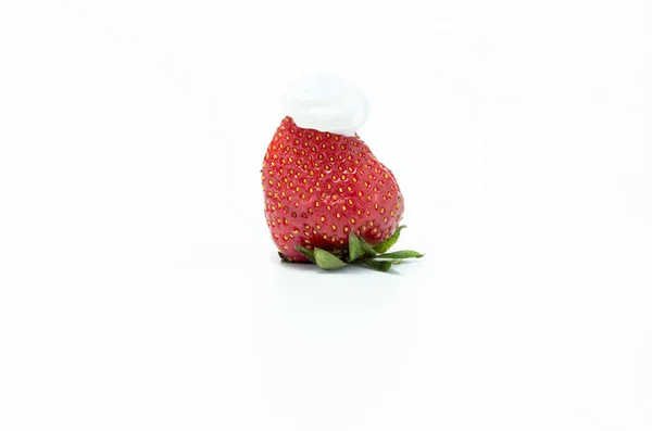 Eine Erdbeere Mit Sahne Isoliert Frontansicht — Stockfoto