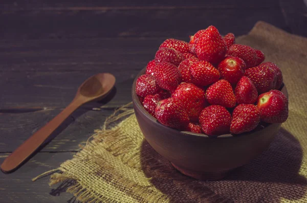 Sommerbonbons Erdbeeren Einer Tonschüssel Mit Einem Kochlöffel Oben — Stockfoto