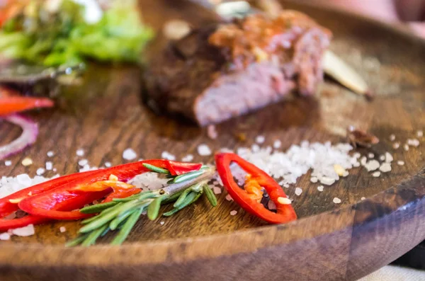 Pedaços Pimenta Vermelha Alecrim Temperos Carne Pimenta Quente Carne — Fotografia de Stock