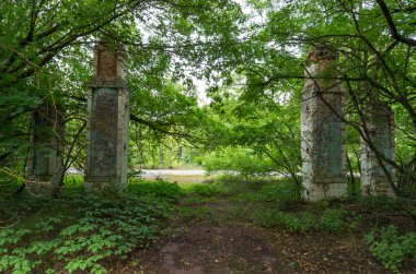 Kapısı kalıntıları. Taşıyan sütunlar. Bir kapı sürücü. Önden görünüm.