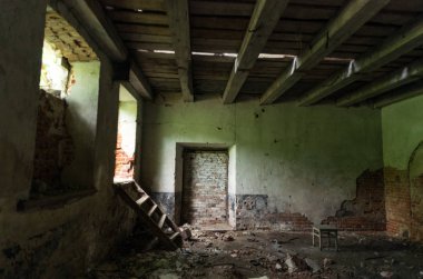 Daraltılmış bir oda. Daraltılmış girişinde oda. Işık düşen ışınları.