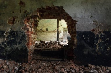 Duvarda delik. Tuğla duvar. Kırık duvar. Başka bir odaya geçmek.