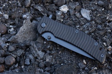 Bıçak katlanmış durumda. Siyah işleci. Bir bıçak buzlu. Sayfanın Üstü.