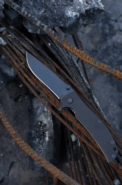 Bir Açıyla Bıçağınızdır Çapraz Bıçağınızdır Keskin Siyah Bıçak Dikey Vurdu — Stok fotoğraf