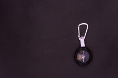 Siyah kemer ile pusula. Siyah bir arka plan üzerinde pusula. Turist pusula.