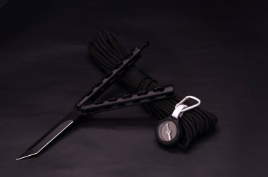 Kelebek bıçağı ve pusula. EDC yaşam tarzı. Önden görünüm.