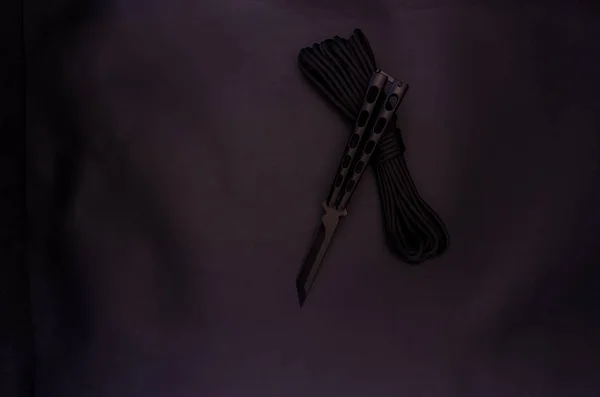 Cuchillo Mariposa Negra Cuerda Negra Sobre Fondo Negro Parte Superior — Foto de Stock