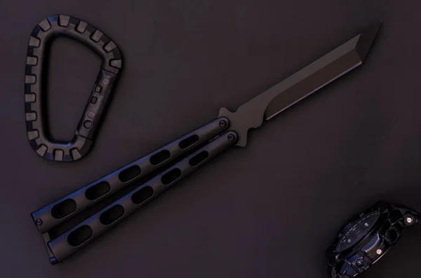 Cuchillo Balisong Reloj Negro Una Carabina Militar Parte Superior — Foto de Stock