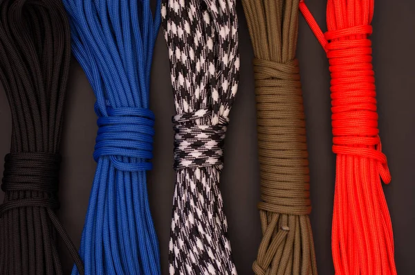 Cuerdas Multicolores Paracord Multicolor Varias Convoluciones Hilos Multicolor Sobre Negro — Foto de Stock