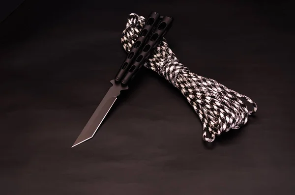 Cuchillo Negro Con Paracord Blanco Negro Cuerda Rayada — Foto de Stock
