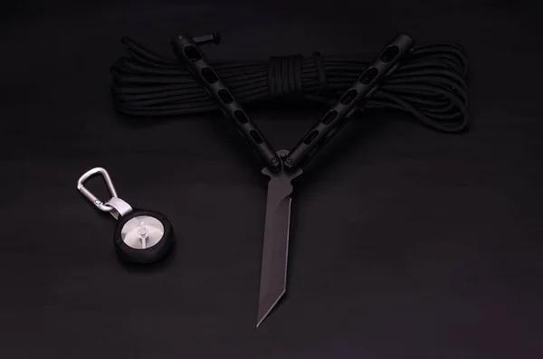 Нож Бабочки Балисон Чёрный Чёрном Фоне Нож Паракорд — стоковое фото