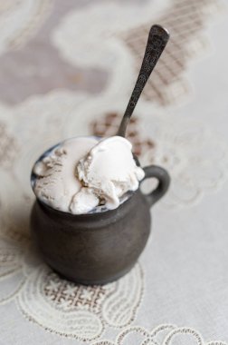 Bir kupa bir kaşık dondurma. Dikey çerçeve. Sayfanın Üstü.