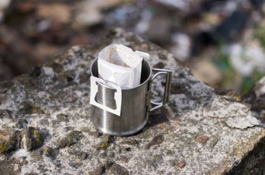 Demir kupa demlenmiş kahve ile. Kahve.