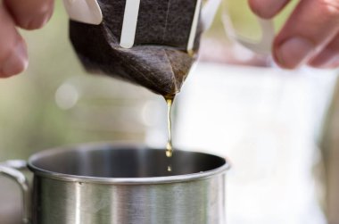 Ekstrüzyon su çantasından. Filtre sudan sıkma. Kahve ekstrüzyon.