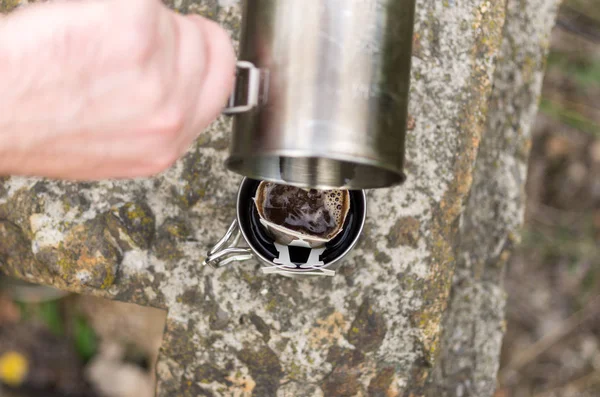 Siedendes Wasser Eine Tasse Kaffee Füllen Kaffee Brauen Der Natur — Stockfoto
